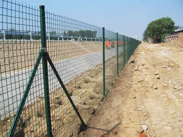 貴州鐵絲網(wǎng)隔離柵圖片4 貴州鐵絲網(wǎng)隔離柵圖片4