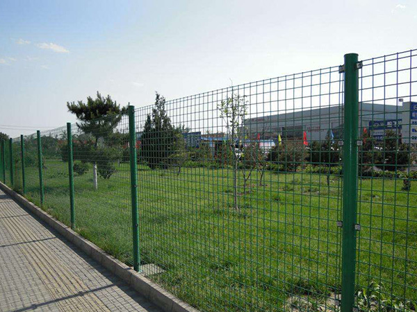 濰坊雙邊絲護(hù)欄網(wǎng)圖片2 濰坊雙邊絲護(hù)欄網(wǎng)圖片2
