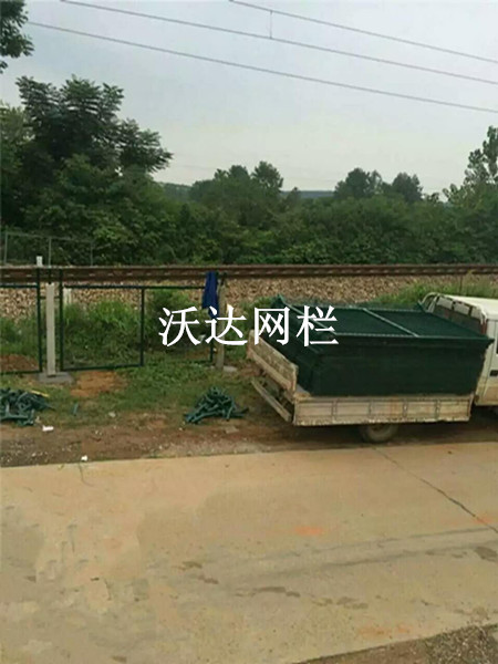 濰坊滬昆鐵路貴州段防護柵欄護欄網項目圖片3