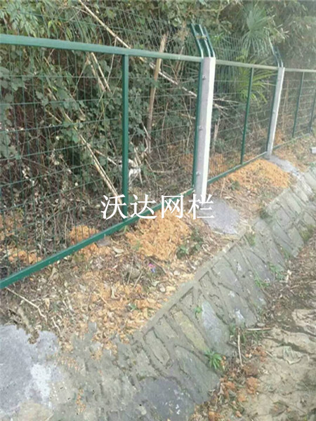濰坊滬昆鐵路貴州段防護柵欄護欄網項目圖片4