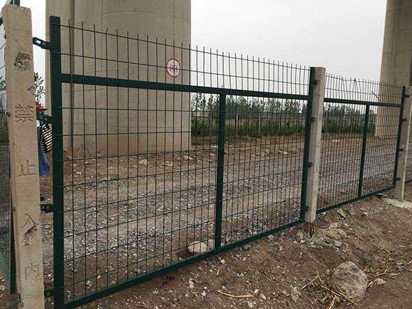 貴州鐵路橋下防護柵欄圖片3