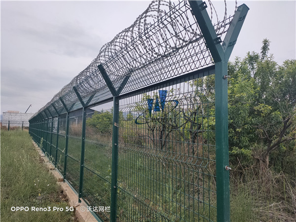 貴州云南機(jī)場(chǎng)鋼筋網(wǎng)圍界護(hù)欄網(wǎng)圖片5
