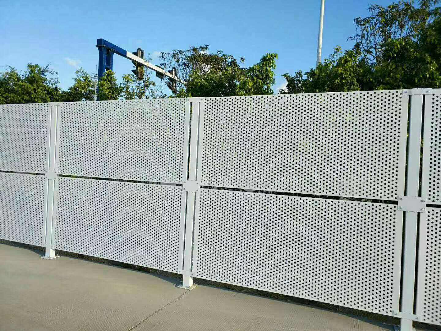 沖孔網護欄圖片3 沖孔網護欄圖片3