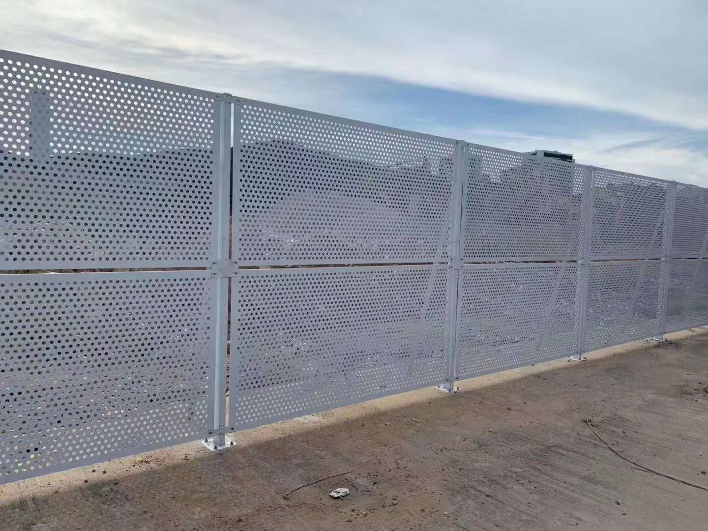 沖孔網護欄圖片4 沖孔網護欄圖片4