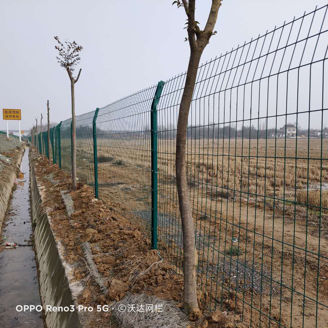 濰坊高速公路護(hù)欄網(wǎng)圖片3 濰坊高速公路護(hù)欄網(wǎng)圖片3