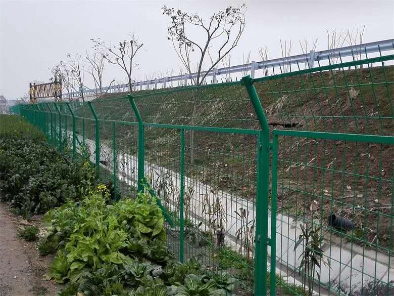 濰坊高速公路護(hù)欄網(wǎng)圖片4 濰坊高速公路護(hù)欄網(wǎng)圖片4