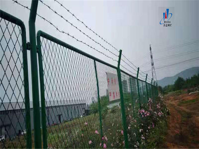 濰坊鋼板網(wǎng)護欄圖片3 濰坊鋼板網(wǎng)護欄圖片3