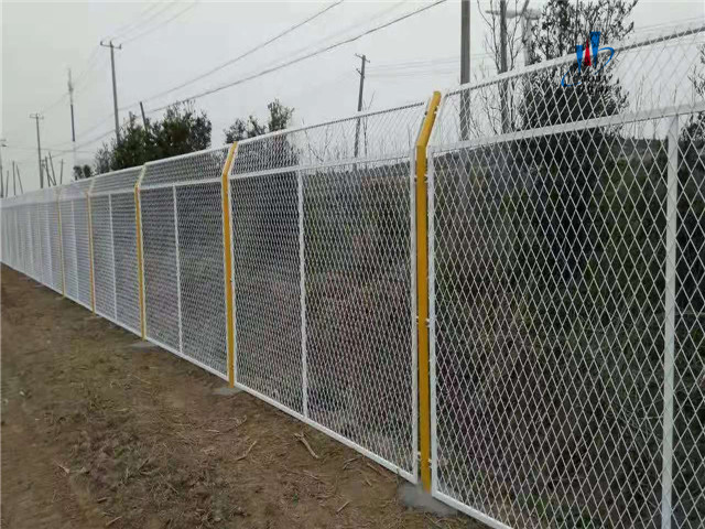 濰坊鋼板網(wǎng)護欄圖片5 濰坊鋼板網(wǎng)護欄圖片5