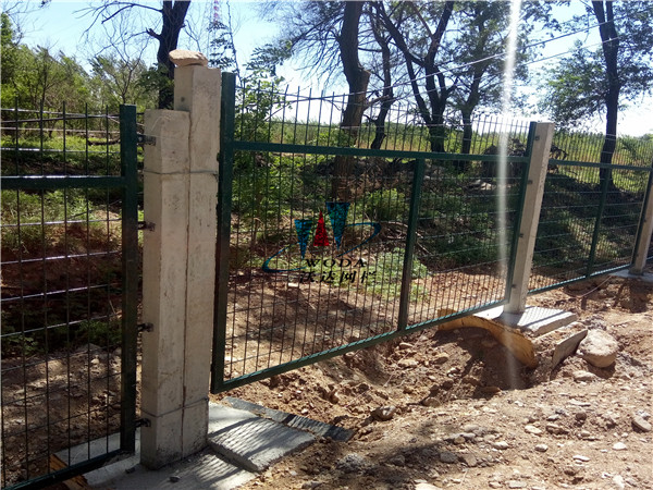 濰坊鐵路護(hù)欄_金屬柵欄網(wǎng)片工程案例 濰坊鐵路護(hù)欄_金屬柵欄網(wǎng)片工程案例