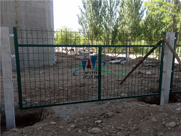 濰坊鐵路護欄_金屬柵欄網片工程案例圖片2 濰坊鐵路護欄_金屬柵欄網片工程案例圖片2