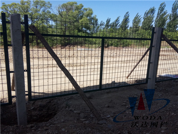 濰坊鐵路護欄_金屬柵欄網片工程案例圖片4 濰坊鐵路護欄_金屬柵欄網片工程案例圖片4