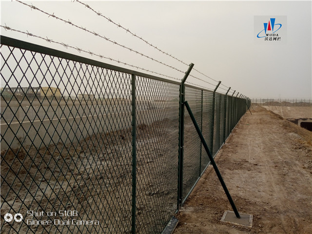 濰坊北京大興機(jī)場(chǎng)附近河道護(hù)欄網(wǎng)案例 濰坊北京大興機(jī)場(chǎng)附近河道護(hù)欄網(wǎng)案例