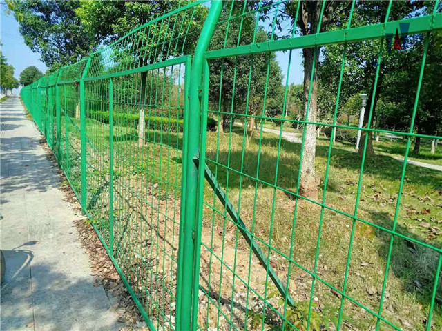 麗江公路隔離柵